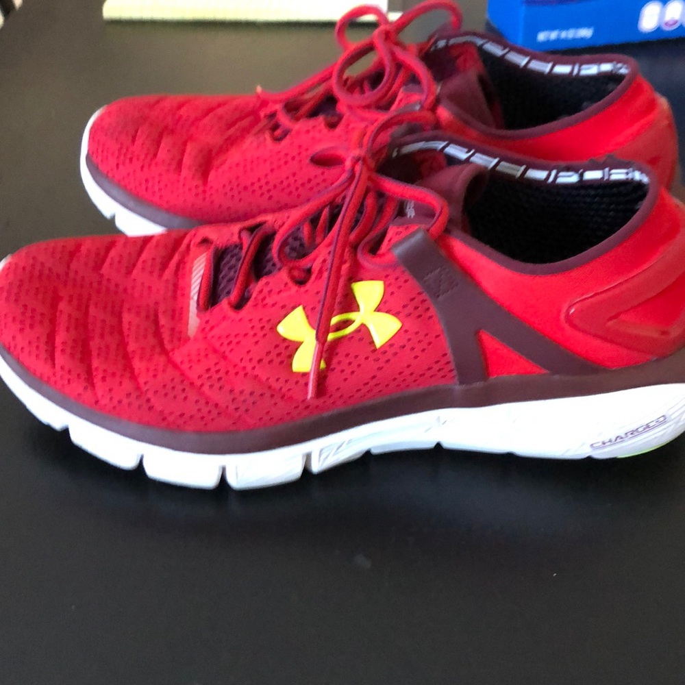 UNDER ARMOUR CHARGED SIZE 9